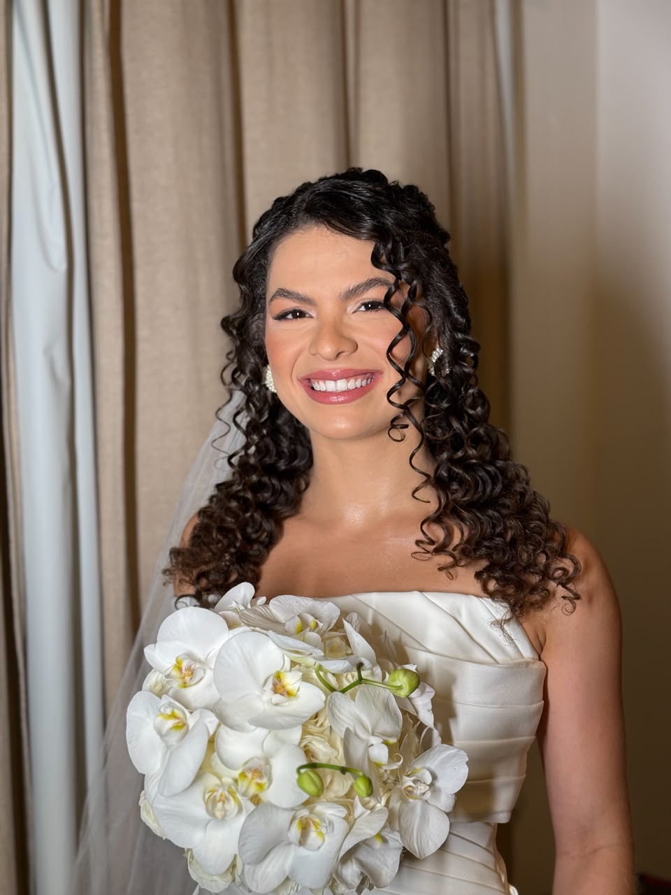 Noiva sorridente com bouquet de orquídeas