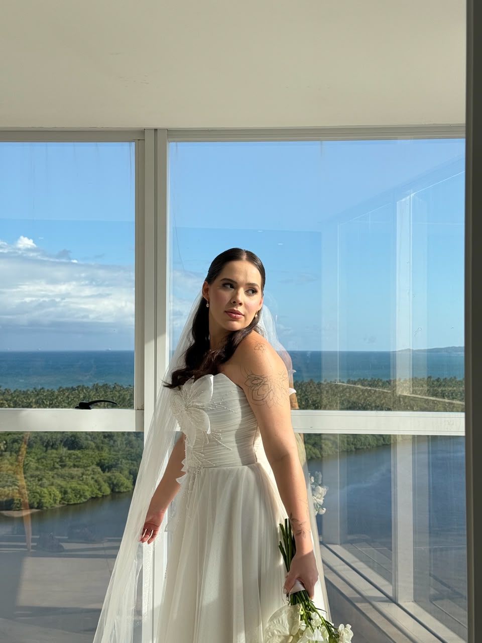 Noiva clássica em ensaio com vista mar
